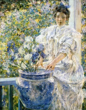 ロバート・リード Painting - 花を持つポーチの女性 ロバート・リード夫人